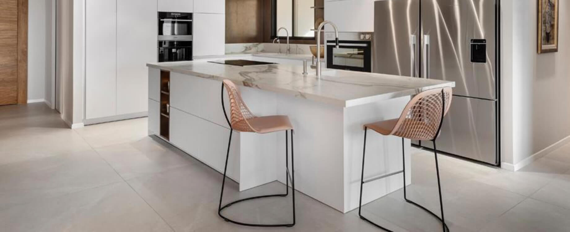 Bancos de cocina Midj que combinan diseño y funcionalidad